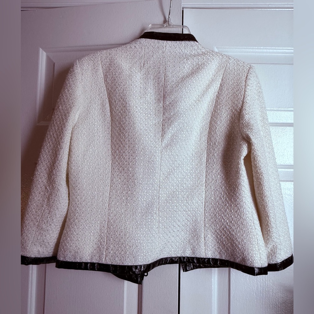 White & Black Boucle Tweed Blazer with Black Trim sz 6
Preppy Demure Old Money - Picture 6 of 8